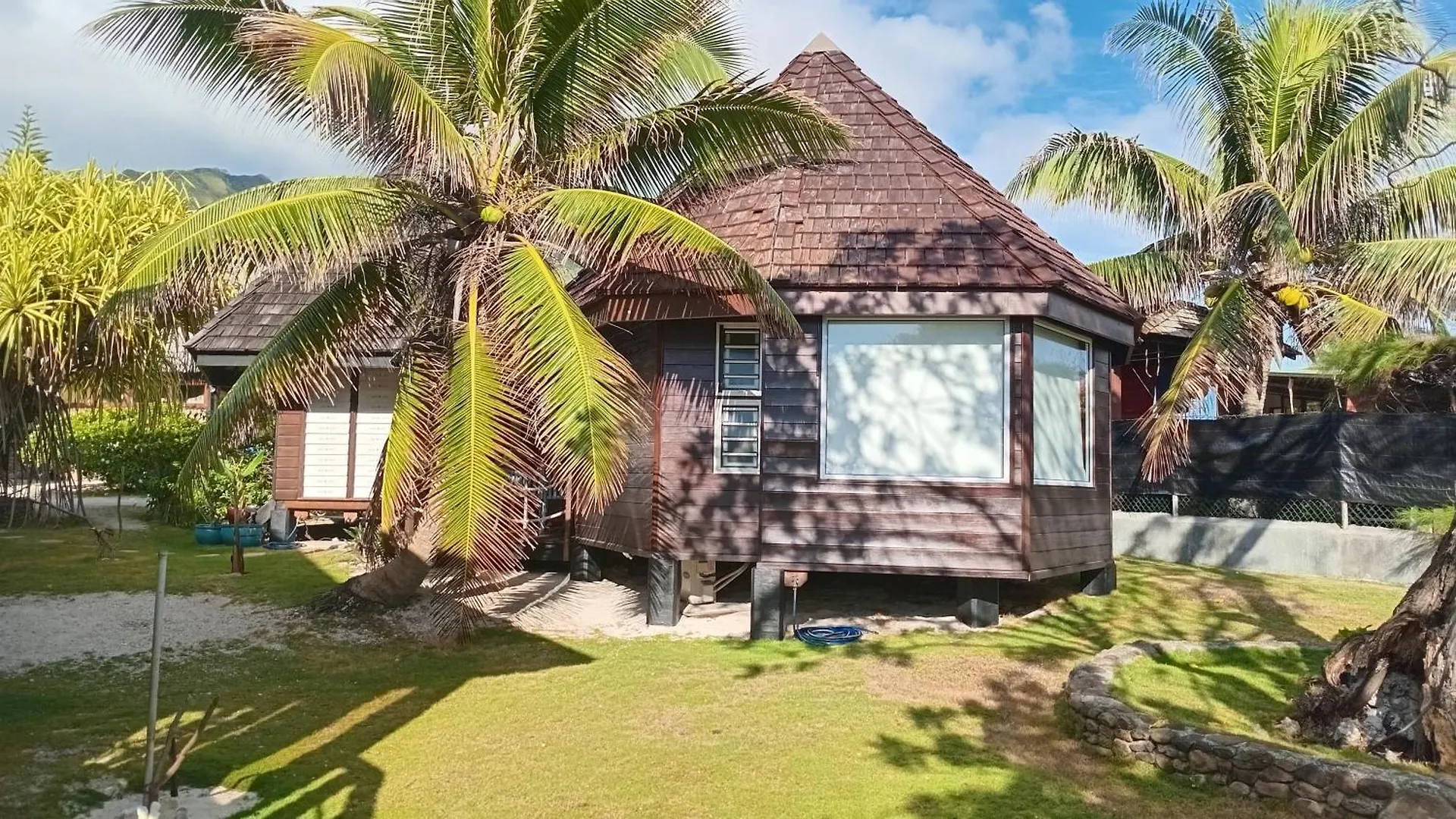 Fare Mama Fenua Plage Baleines Moorea Temae Teavaro French Polynesia