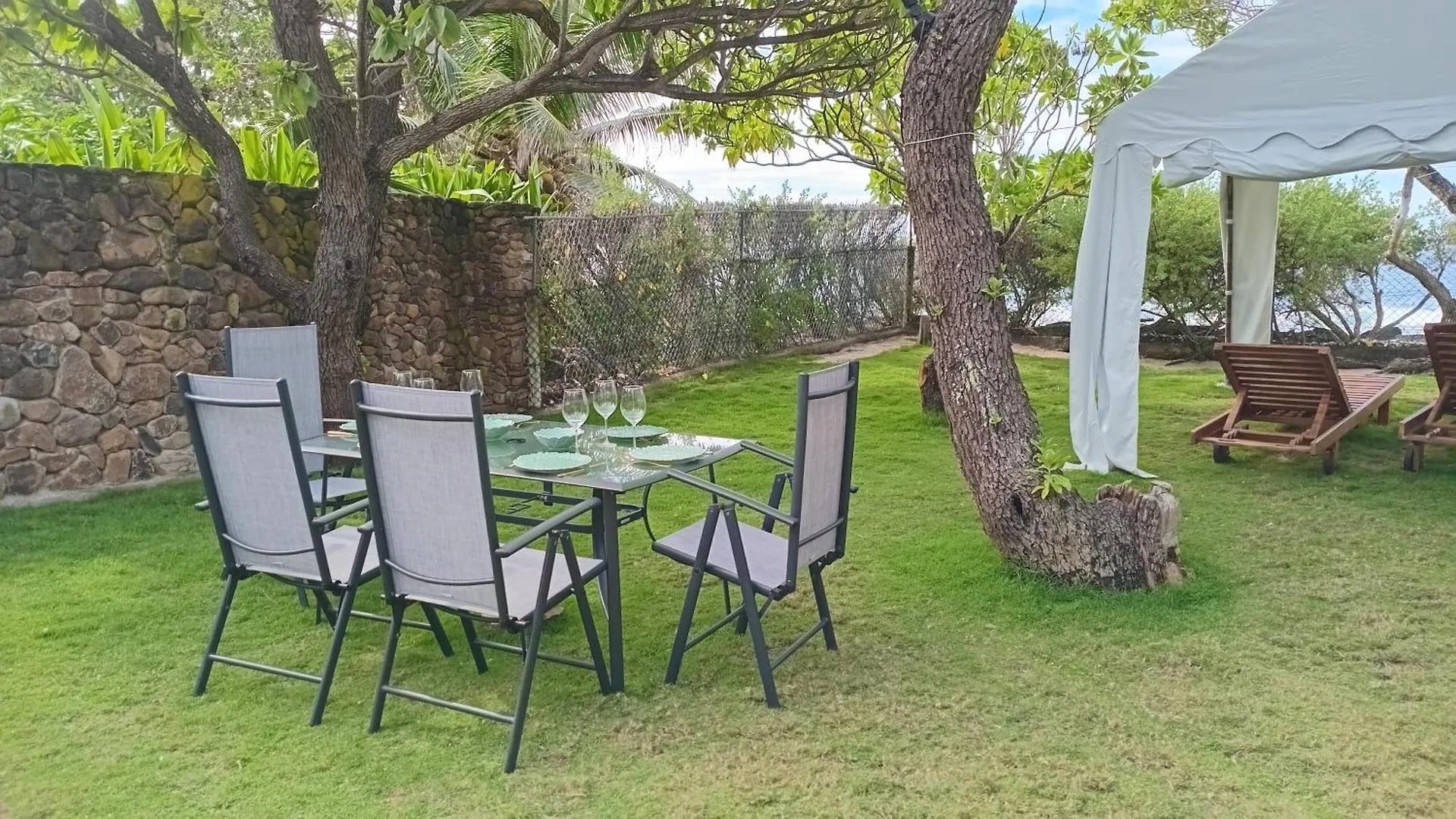 Fare Mama Fenua Plage Baleines Moorea Temae Teavaro Holiday home